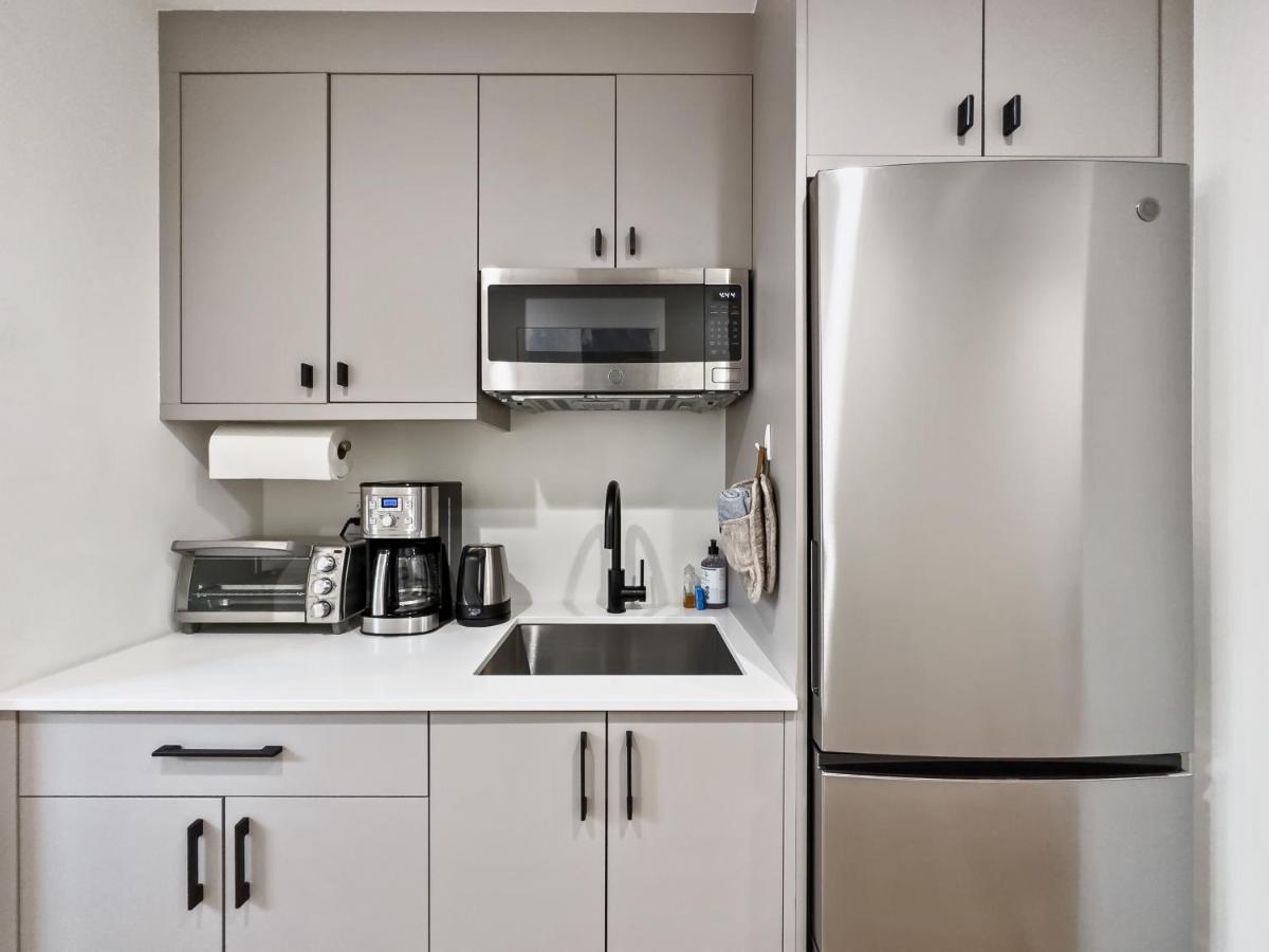 Modern Apartment Near Light Rail Сиатъл Екстериор снимка