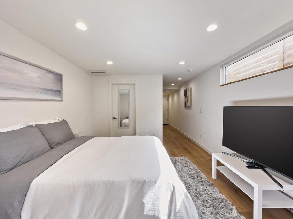 Modern Apartment Near Light Rail Сиатъл Екстериор снимка
