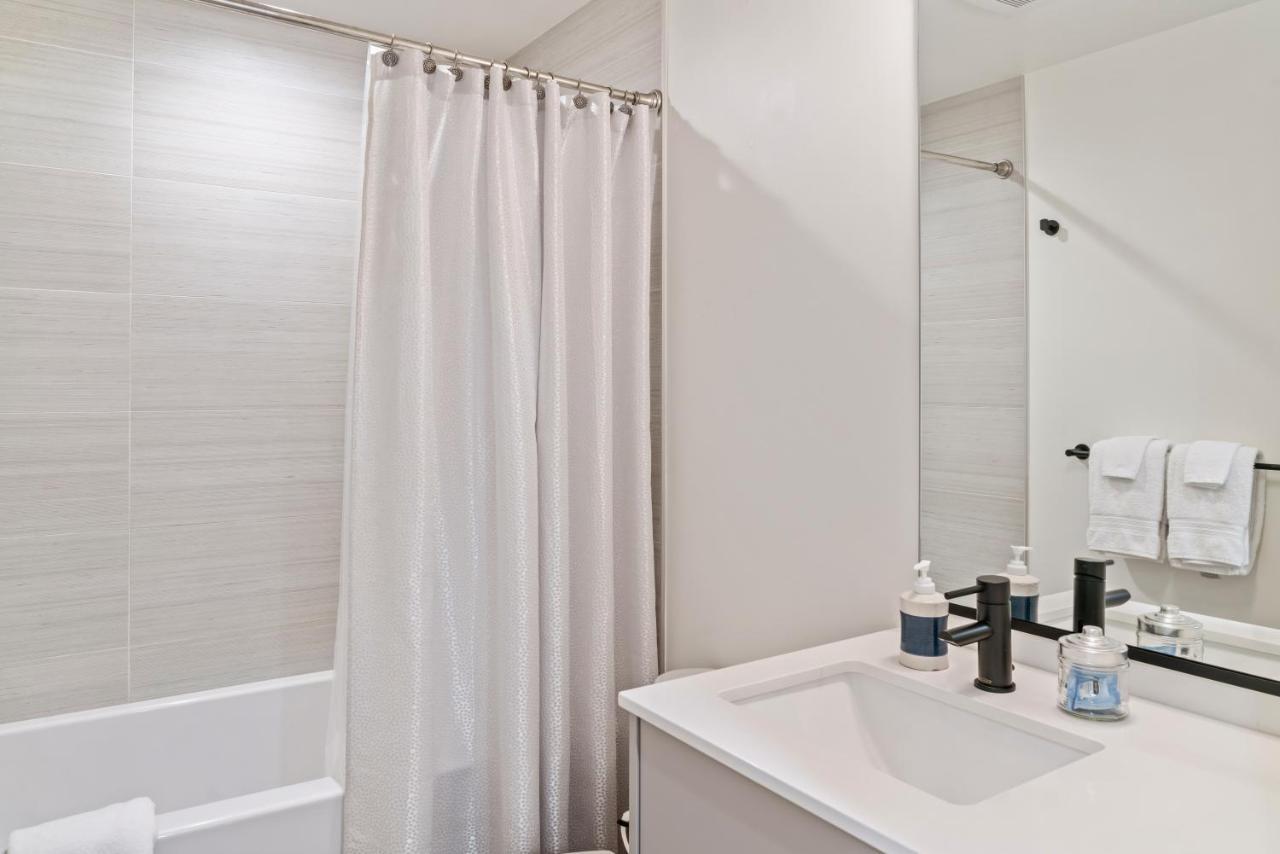Modern Apartment Near Light Rail Сиатъл Екстериор снимка