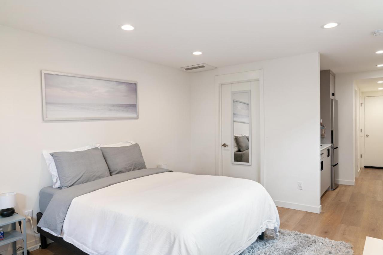 Modern Apartment Near Light Rail Сиатъл Екстериор снимка