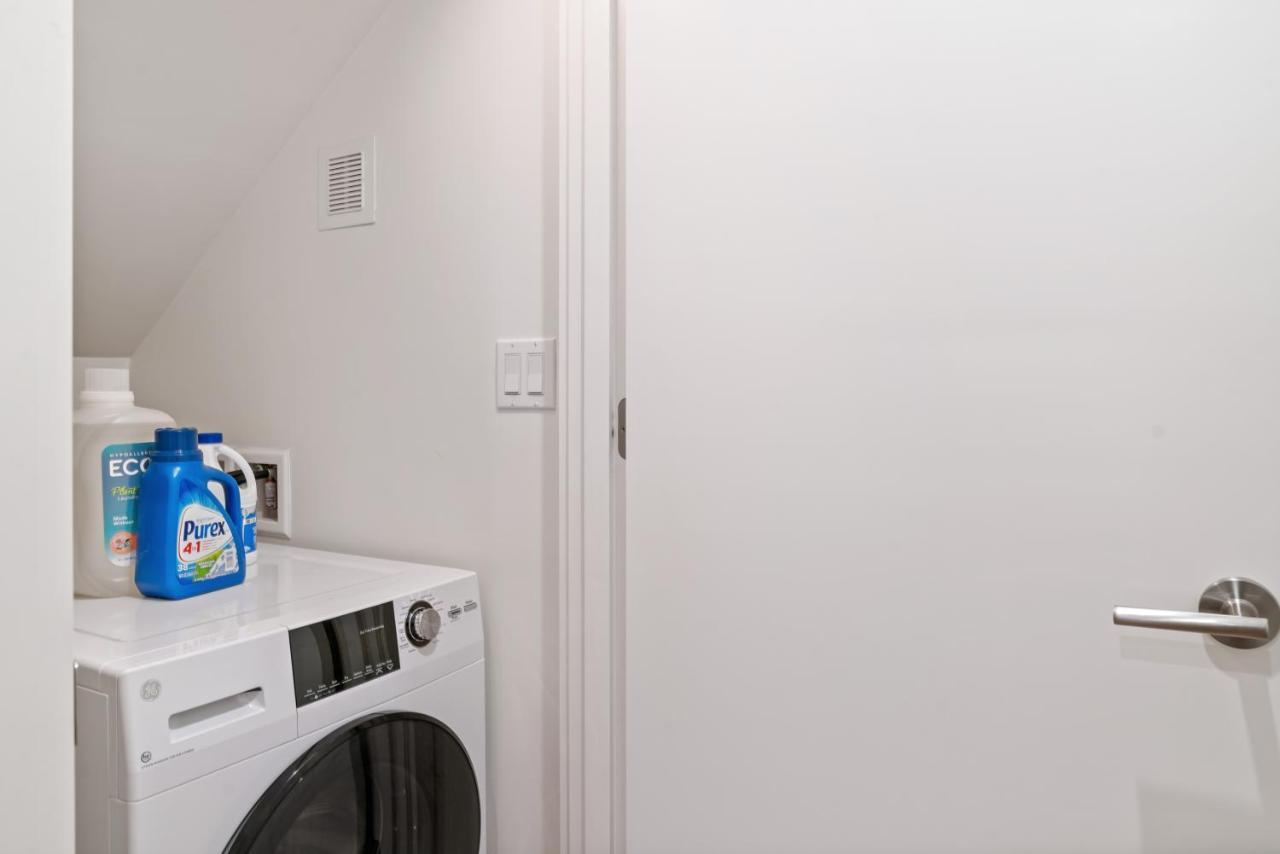 Modern Apartment Near Light Rail Сиатъл Екстериор снимка