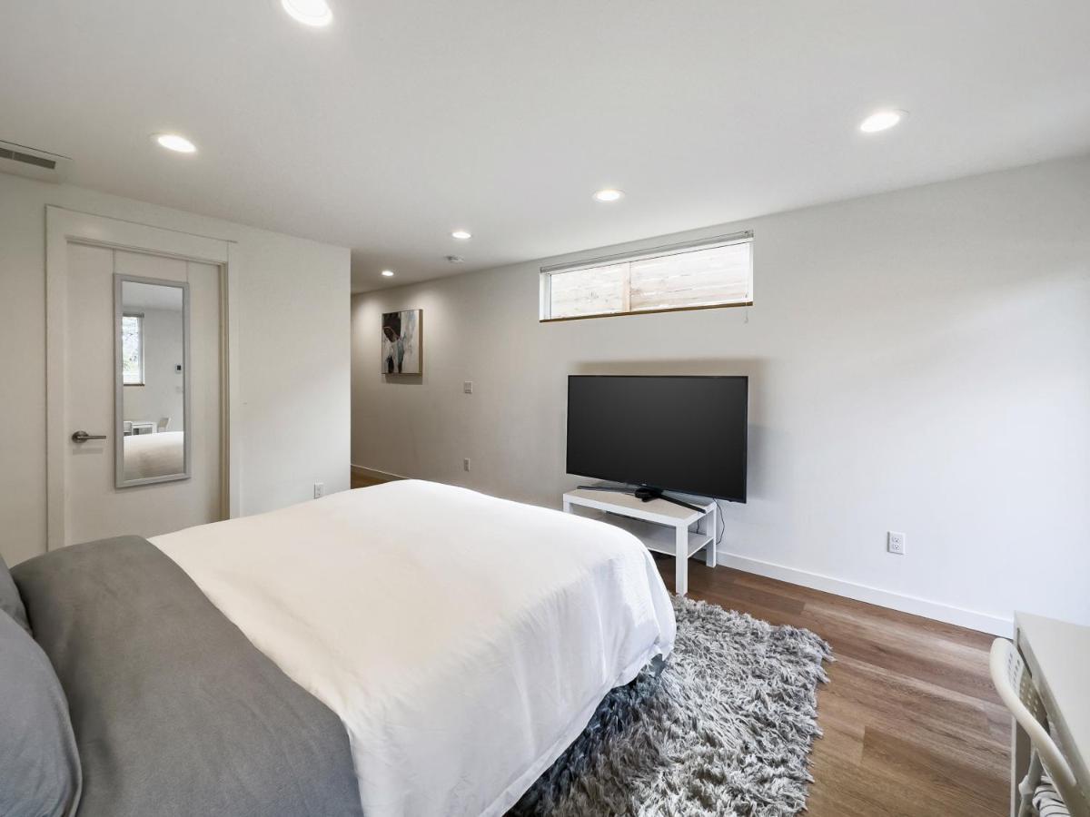 Modern Apartment Near Light Rail Сиатъл Екстериор снимка