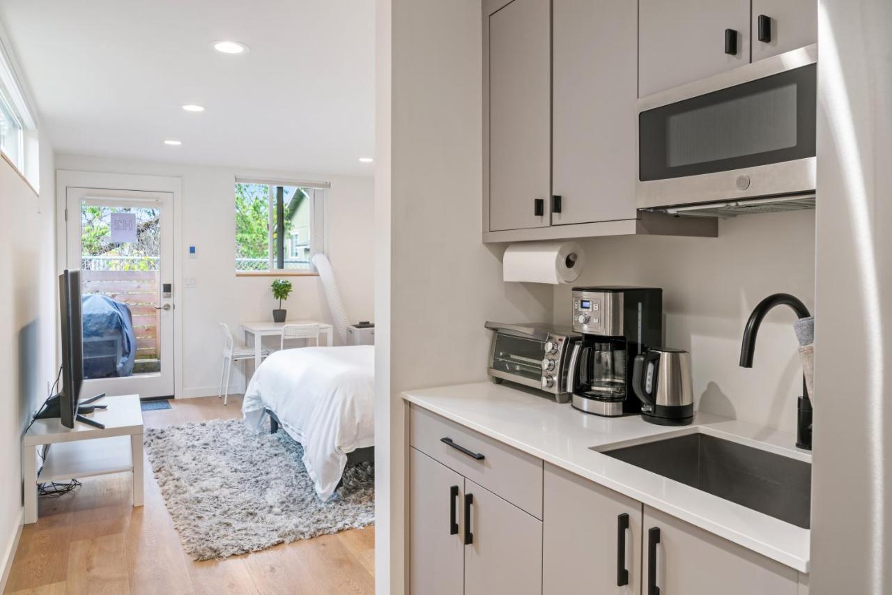 Modern Apartment Near Light Rail Сиатъл Екстериор снимка
