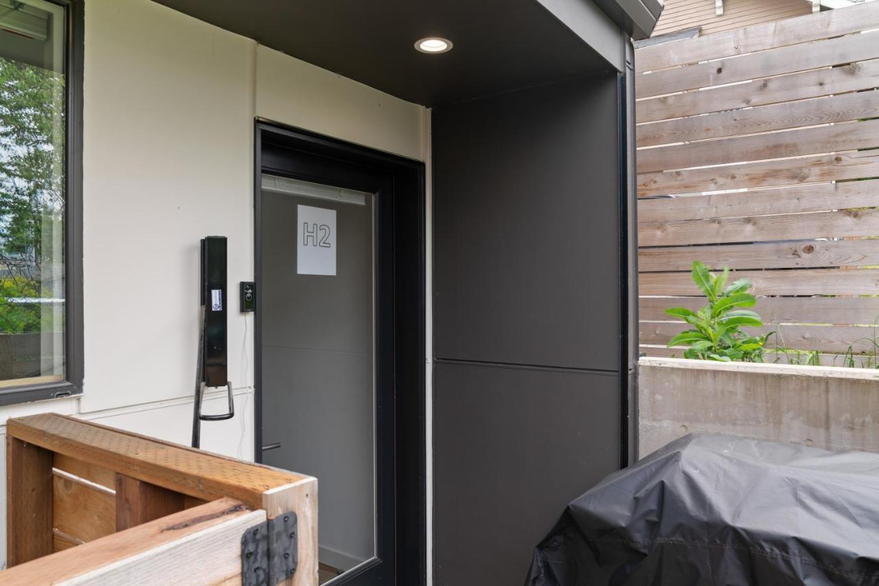 Modern Apartment Near Light Rail Сиатъл Екстериор снимка